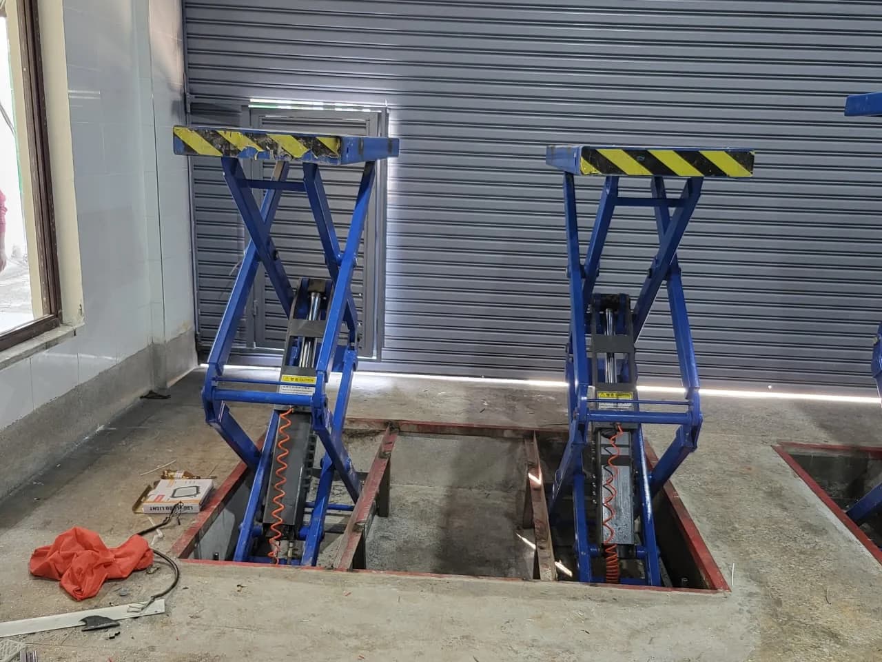 Small Scissor Under Ground